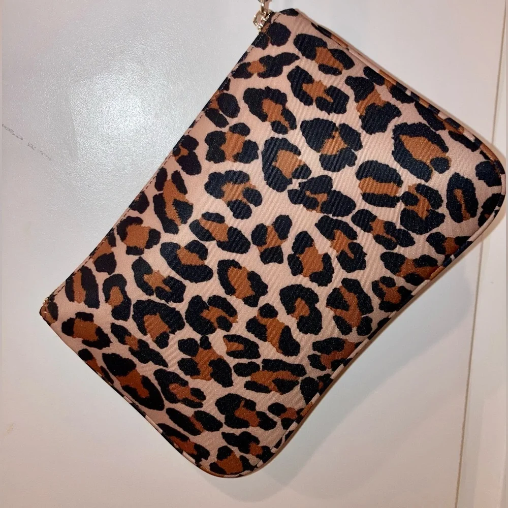 Kate Spade New York CHELSEA LEOPARD MEDIUM WRISTLET POUCH